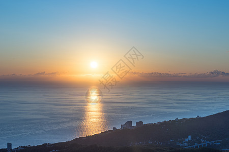 俄罗斯索契市的海岸线地平线公园蓝色太阳海景海岸城市表面天空橙子图片