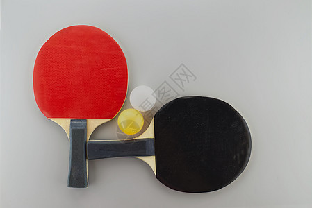 带有乒乓球的网球桌网球架图片