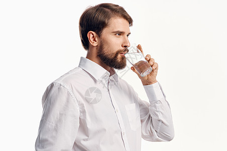 一个喝杯水饮料的人的肖像 冷却淡光背景衬衫模型饮食工作室口渴营养手指男性男人矿物液体玻璃图片