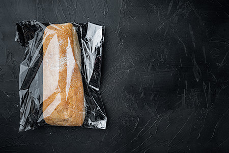 面包装在塑料袋中 黑色底底 顶端视野平铺 有复制空间和文字空间图片