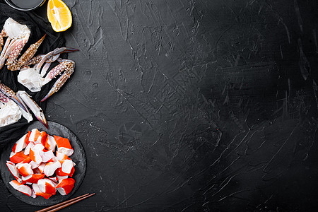鲜蟹肉鱼糜配蓝梭子蟹 在石板上 黑色背景 顶视图平躺 有复制空间和文字空间盘子食物蟹肉海洋红色水产养殖美味贝类美食背景图片