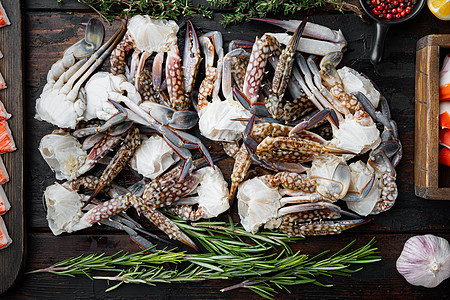 深木木底 顶层风景平板铺着的蓝色螃蟹部分美食食物动物烹饪海洋荒野美味甲壳生活健康图片