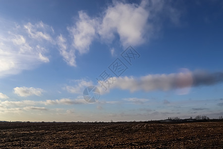 蓝色天空中美丽的云层 覆盖着欧洲北部的农业田地牧场太阳爬坡场地草原季节地平线国家草地土地图片