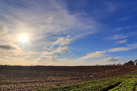 蓝色天空中美丽的云层 覆盖着欧洲北部的农业田地阳光草原晴天全景农村环境草本植物草地土地天气图片