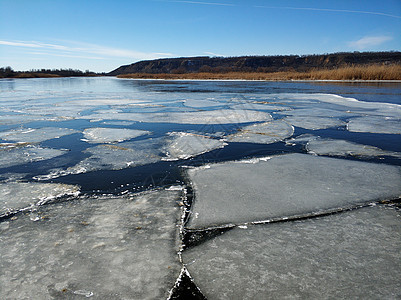 浮冰漂浮在河面上 冬末解冻裂缝冻结溪流蓝色寒冷季节气候冰川水晶天气图片