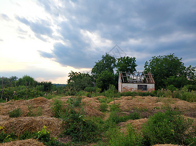 一座废弃房屋 一个村庄的屋顶被拆除乡村建筑学农场气候天气花园农村住宅国家暴雨图片