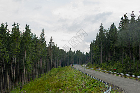 卡尔帕蒂山的木马路 在卡帕蒂山中 树林森林里小路假期路线岩石顶峰公园驾驶天空沥青爬坡图片