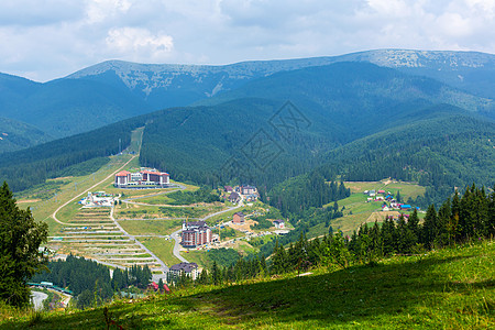 夏季日的山上滑雪山坡 绿山背景景观旅行闲暇小木屋森林风景农村小屋酒店建筑假期图片