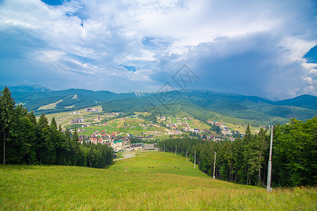 夏季日的山上滑雪山坡 绿山背景景观建筑学全景别墅国家小屋住宅旅行旅游假期风景图片