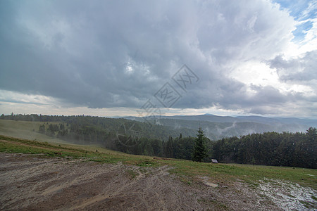 高地山谷上空的深雨云 自然山坡小路旅游下雨高地季节草地公园荒野旅行爬坡图片