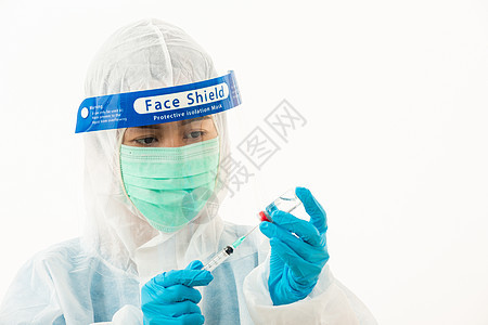 身穿 PPE 制服的女医学科学家戴着面罩防护罩和塑料面罩 用于疫苗和注射器检疫冠状病毒爆发 COVID19 在白色背景下分离流感图片
