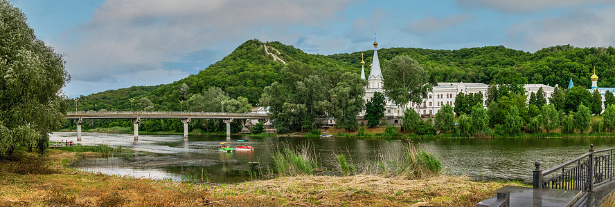 乌克兰斯维亚托戈尔斯克修道院附近的斯维亚托戈尔斯克桥神社建筑学旅行航程教会假期旅游地区公园男性图片