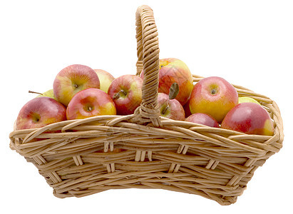 在白色背景上隔绝的篮子中成熟的红苹果小吃食物红色茶点绿色水果叶子图片