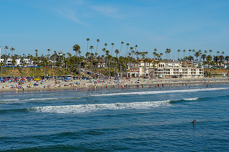 在海边海滩的夏日海岸线天空太阳景点波浪支撑旅行游客旅游弹簧图片