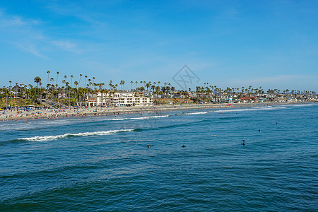 在海边海滩的夏日城市蓝色码头阳光浴晒黑冲浪享受旅游游客海洋图片