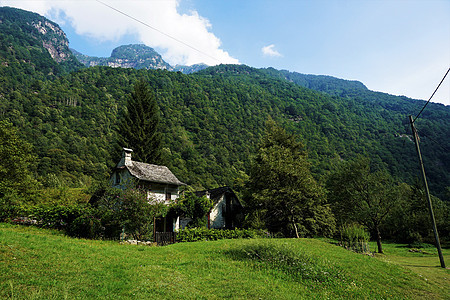 在提契诺州Verzasca山谷Gerra发现的现代住房图片