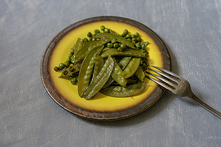 陶瓷黄色板上的炸青青豆维生素桌子餐具黄色盘子家电灰色食物绿色图片