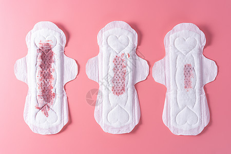 一套不同的用过的卫生巾 粉红色背景的卫生巾 月经 女性卫生 顶视图图片