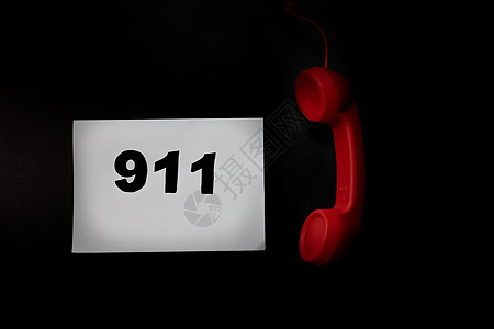 拨打911和紧急呼叫概念 文本911在纸上和电话隔离在黑色固定电话数字拨号安全手机援助公告记忆写作紧迫感图片