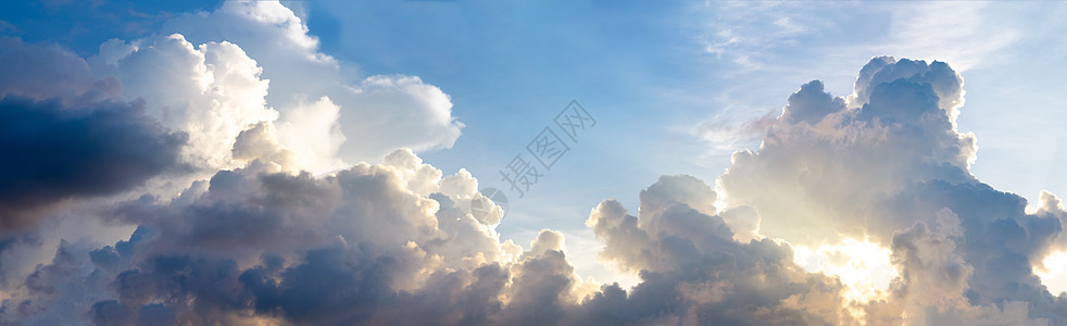 雨季阴暗的云彩天色照亮场景气氛白色日落地平线黄色日出天气乌云多云图片