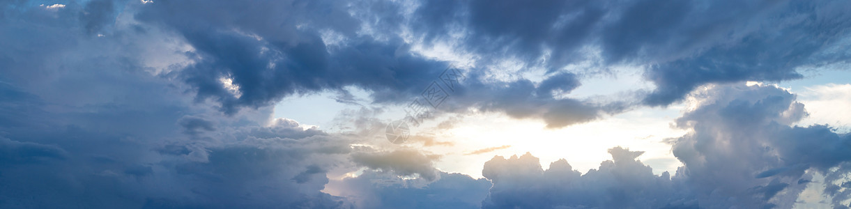 风景阴暗的乌云天空在雨季黄昏图片