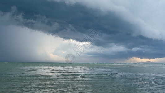 在潮湿的雨季 泰国苏梅岛的沙质海岸挥舞着蓝色的大海 异国情调的热带海洋海滩上的飓风和风暴警告 疾风不祥云 危险台风雷暴棕榈海岸线图片