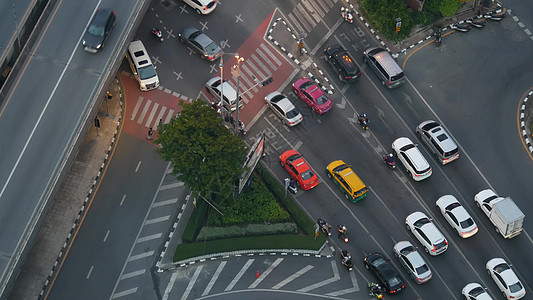 街上十字路口的交通 从上方行驶在泰国曼谷市中心街道十字路口的现代汽车和摩托车车辆旅行运输街道市中心大都市驾驶汽车路线城市图片