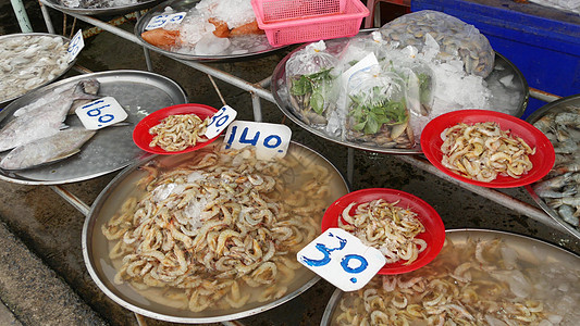 当地市场出售的海产品 从上面的新鲜香海鲜冰与市场货架上的价格 盛有水和价格标签的盆中的螃蟹 鱿鱼 虾和生龙虾店铺街道销售产品美食图片