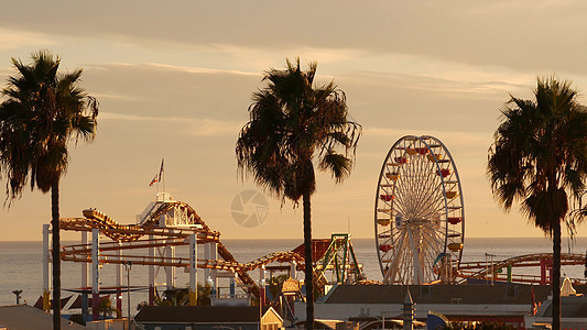 经典的摩天轮 圣塔莫尼卡太平洋海滩度假村码头的游乐园 夏季加州美学 标志性景观 美国加利福尼亚州洛杉矶的象征 日落金色的天空和景图片