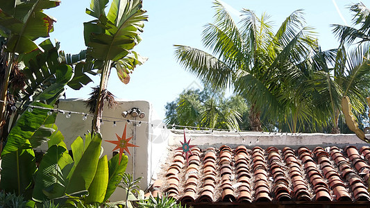 墨西哥殖民地风格的郊区 西班牙裔房屋外观 绿色郁郁葱葱的花园 美国加利福尼亚州圣地亚哥 屋顶上的地中海陶土陶土瓦 质朴的西班牙瓷图片