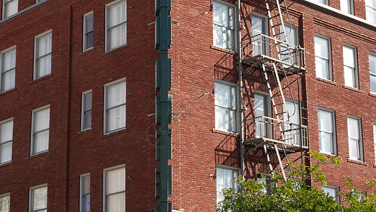 美国圣地亚哥市住宅砖砌建筑外的消防梯 典型的纽约风格紧急出口 用于安全疏散 经典复古房屋外观作为房地产的象征多层煤气灯房主梯子建图片