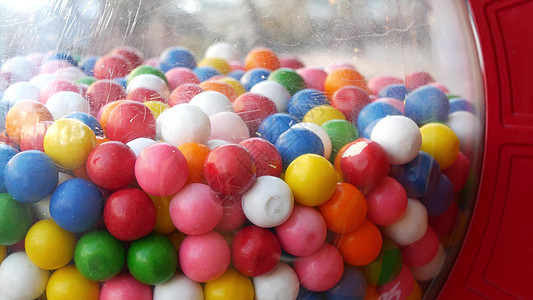 美国经典自动售货机中的彩色口香糖 多色泡泡糖 投币式复古分配器 口香糖是童年和夏季的象征 复古自动化混合糖果宏观咀嚼乐趣幸福气氛图片