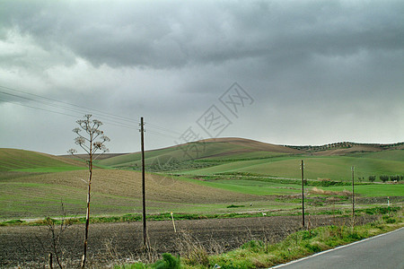 暴风雨下孤独的自然艺术山丘地标场地荒野天气国家农村栽培地平线爬坡场景天空图片