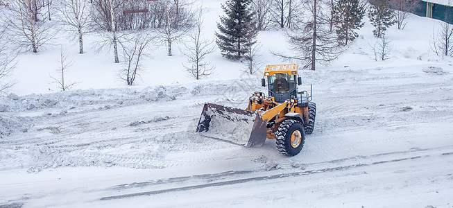 清扫和清理城市道路 以摆脱冬季的积雪工作行动刮刀天气打扫推土机车轮服务运输清洁工图片