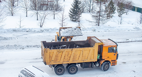 清扫和清理城市道路 以摆脱冬季的积雪运输装载机车辆打扫挖掘机机器刮刀行动推土机工作图片