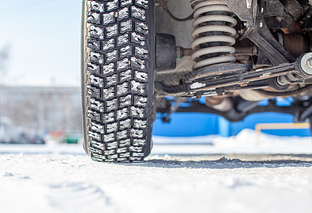 冬季路上的汽车轮胎被雪覆盖季节越野运输安全旅行车辆驾驶雪花天气橡皮图片