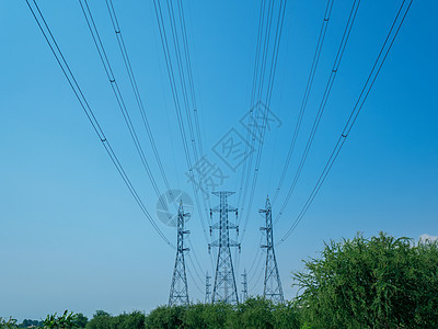 高压输电塔 在蓝色天空背景上有电线变电站金属商业接线发电厂线条变压器电缆环境电气图片