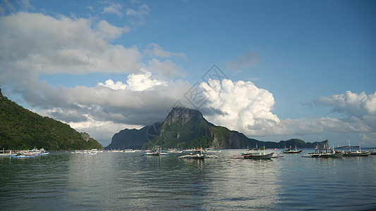 海景与岛屿 山峰 船只在水上蓝色血管岩石海洋旅行热带石头海滩旅游太阳图片