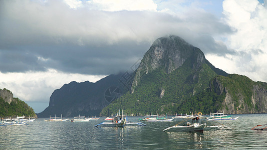 海景与岛屿 山峰 船只在水上阳光旅游热带游艇帆船血管太阳石头蓝色旅行图片