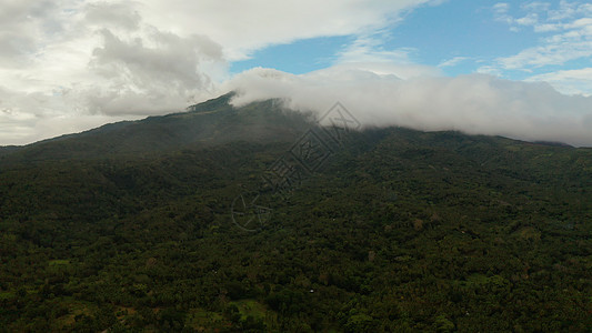 覆盖着雨林的山地 菲律宾 卡米甘顶峰爬坡热带景观天线场景公园悬崖天空环境图片