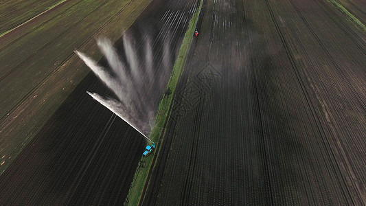 空中观察 灌溉系统为农田浇水乡村管道地面拖拉机农业农场植物农村生长土地图片