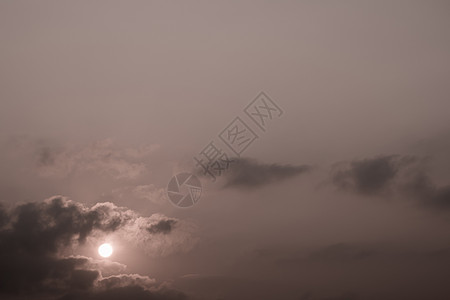 清晨天空中灰色的乌云 阳光照耀日出日落风景戏剧性黑色多云太阳图片