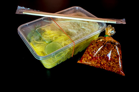 带酱汁的意大利面条 用塑料包装将食物带回家托盘盒子筷子美食红色图片