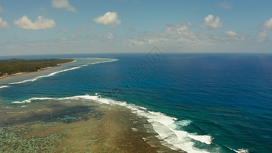 西阿尔高岛海岸 蓝色海洋和海浪海岸冲击波岩石丛林海景岛屿海滩天空阳光热带图片