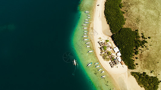 热带岛屿 沙沙滩 菲律宾帕拉万森林海滩海景珊瑚海湾游客鸟瞰图旅游风景支撑图片