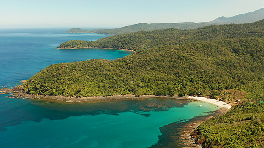 具有蓝色环礁湖的热带岛屿海岸海湾支撑鸟瞰图珊瑚森林景观天线假期珊瑚礁图片