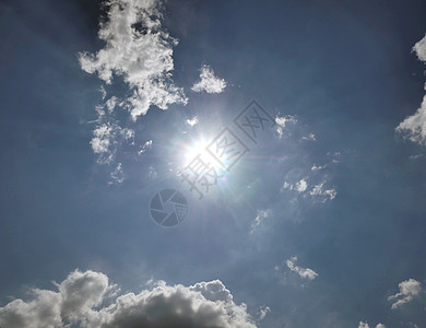 蓝云 蓝色天空 阳光照耀太阳自由天气射线天堂场景环境臭氧晴天耀斑图片