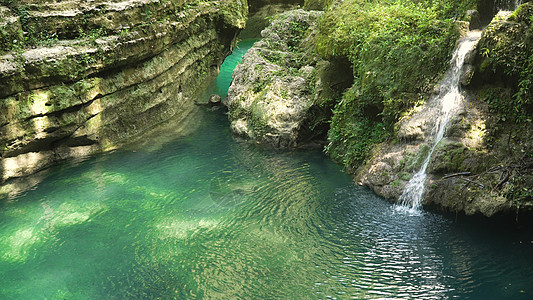 美丽的热带瀑布 菲律宾宿务岛叶子环境植物运动情调丛林公园溪流岩石水池图片