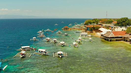 在菲律宾莫尔博尔岛珊瑚礁的游客潜游游泳海岸理念鸟瞰图潜水海洋蓝色旅行旅游乐趣图片