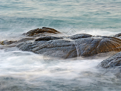 海中石长展蓝色全景天空海岸线场景日落地平线石头海浪海滩图片